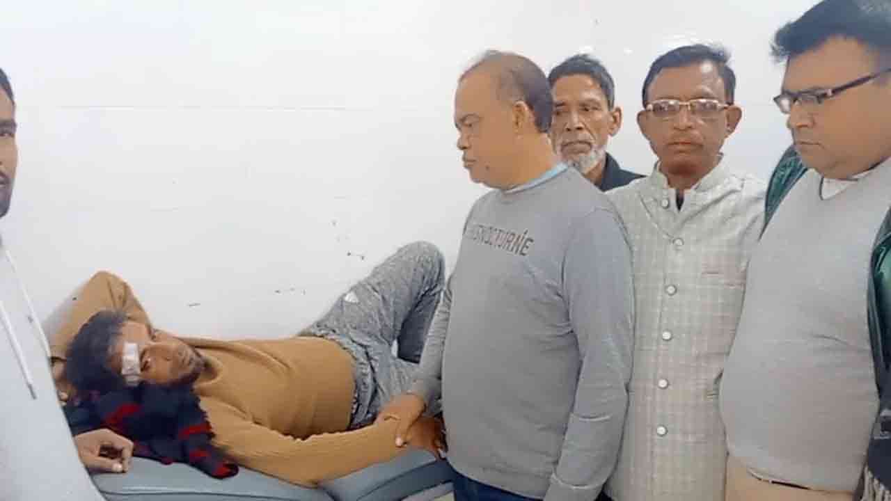 ভোট বর্জনের লিফলেট বিতরণে বাধা দেওয়ায় যুবলীগ নেতাকে পিটিয়ে জখম