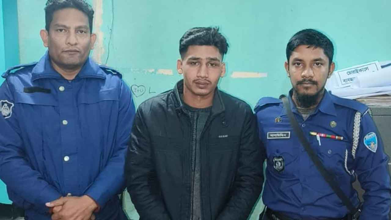 অস্ত্রসহ ভুয়া পুলিশ গ্রেপ্তার