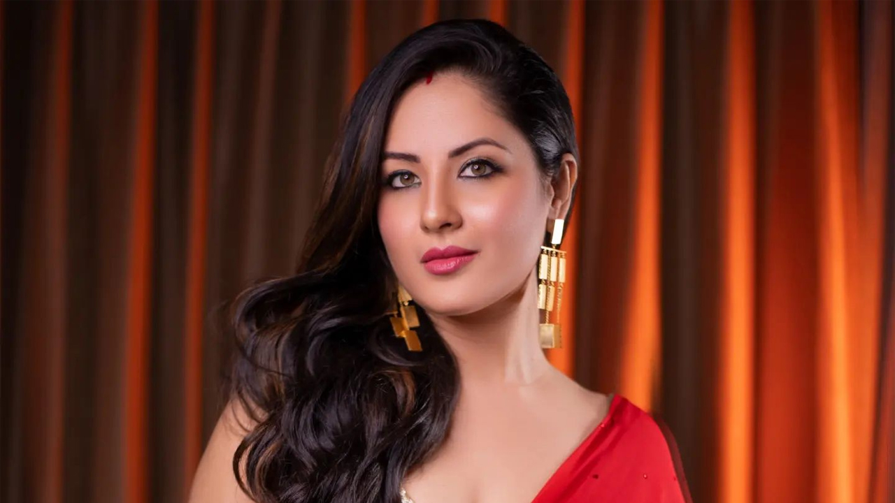 পূজার উন্মুক্তপ্রায় শরীর দেখে ক্ষিপ্ত অনুরাগীরা