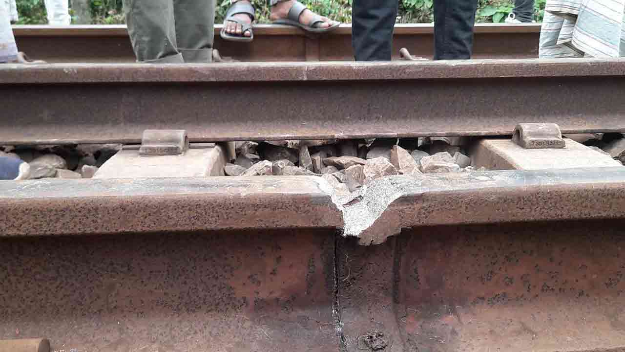 বাসুদেবপুরে রেললাইনে ফাটল