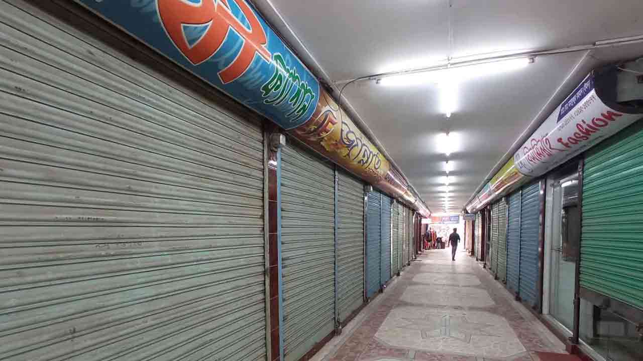 বিএনপির লিফলেট হাতে নেওয়ায় ব্যবসায়ী আটক, ব্যবসায়ীদের প্রতিবাদ