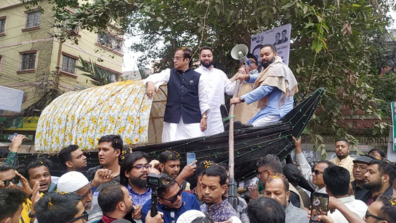 নৌকায় চড়ে ছেলের নির্বাচনি প্রচারণায় হাজি সেলিম