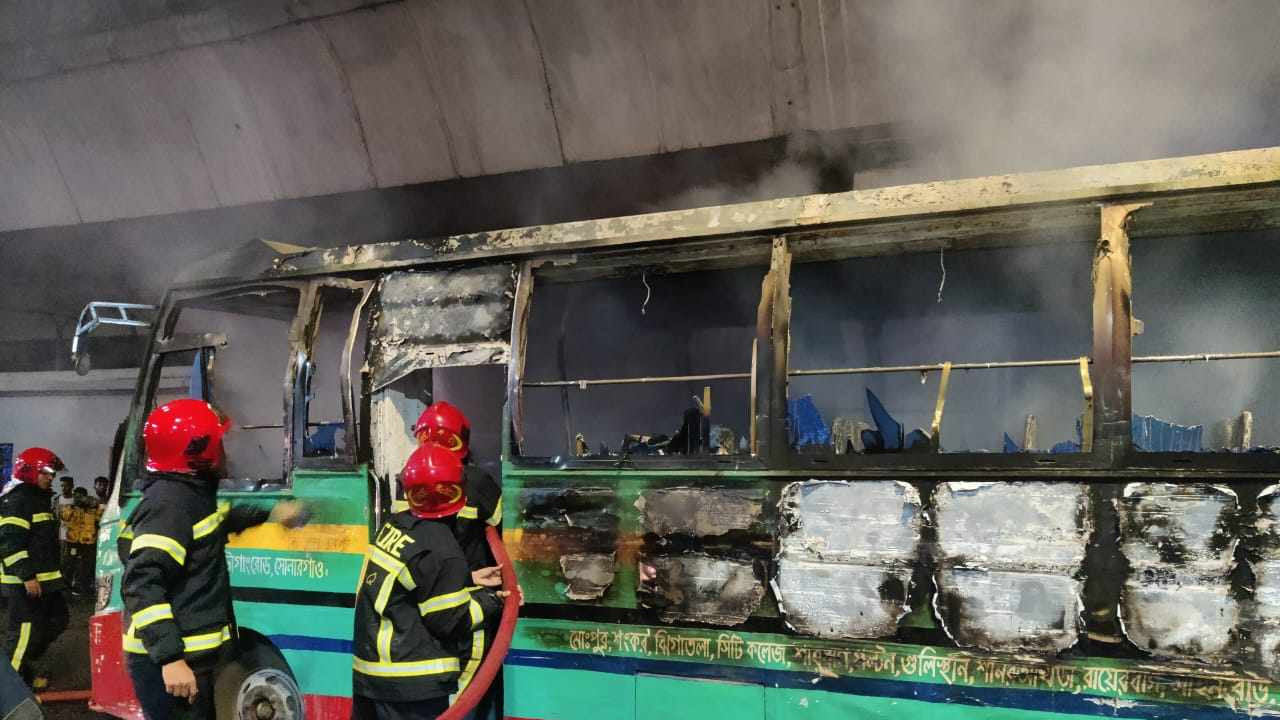 গুলিস্তানে বাসে আগুন দিলো দুর্বৃত্তরা