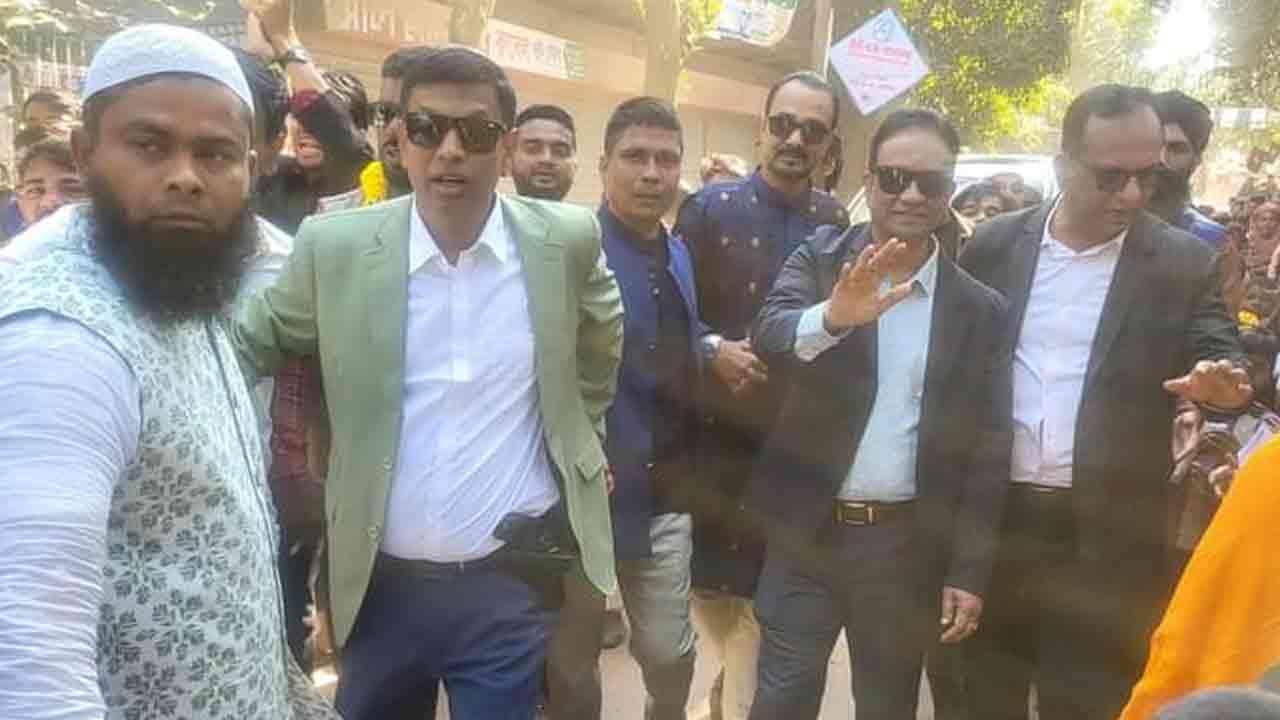 কোমরে পিস্তল নিয়ে নৌকার প্রচারণায় আওয়ামী লীগ নেতা