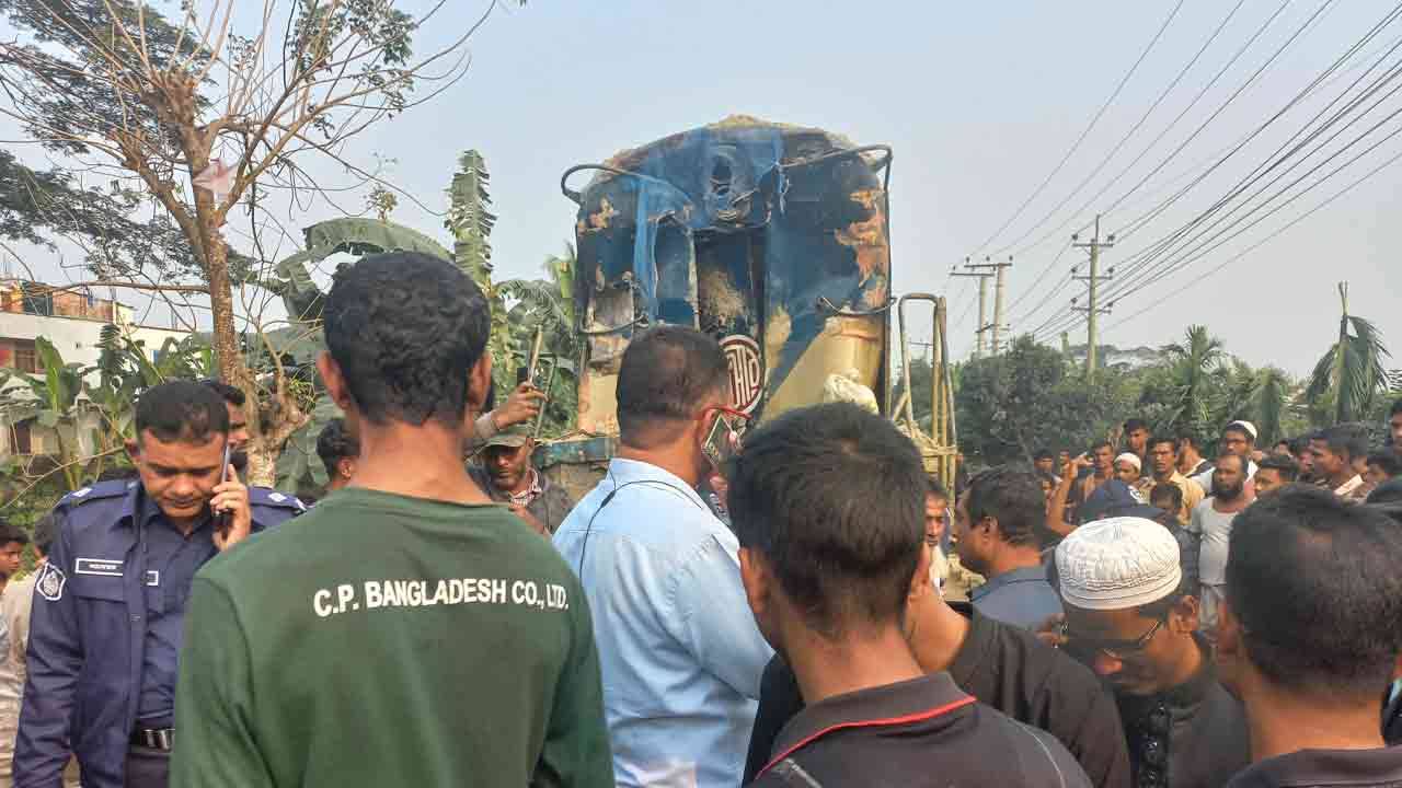 ট্রাকে ট্রেনের ধাক্কায় নিহত ৪, ময়মনসিংহ-ঝারিয়া রুটে রেল যোগাযোগ বন্ধ