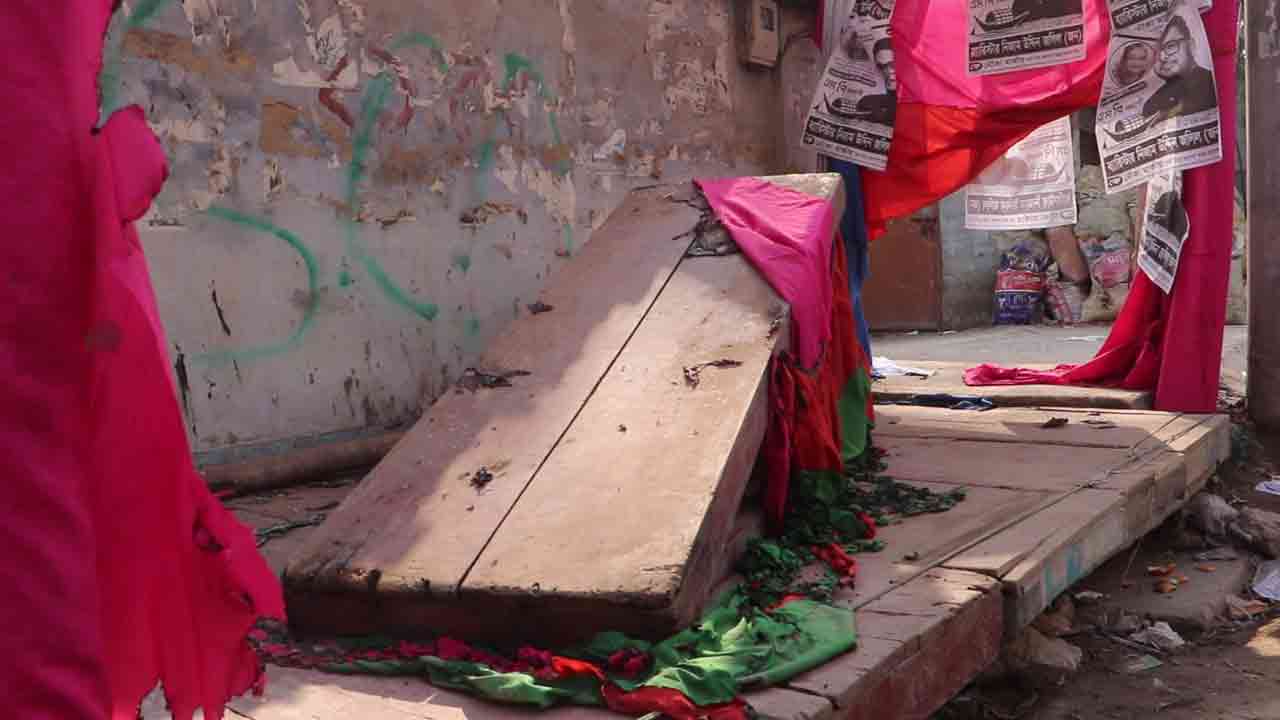 নওগাঁয় এক রাতেই নৌকার ৬টি নির্বাচনি ক্যাম্পে আগুন, ভাঙচুর