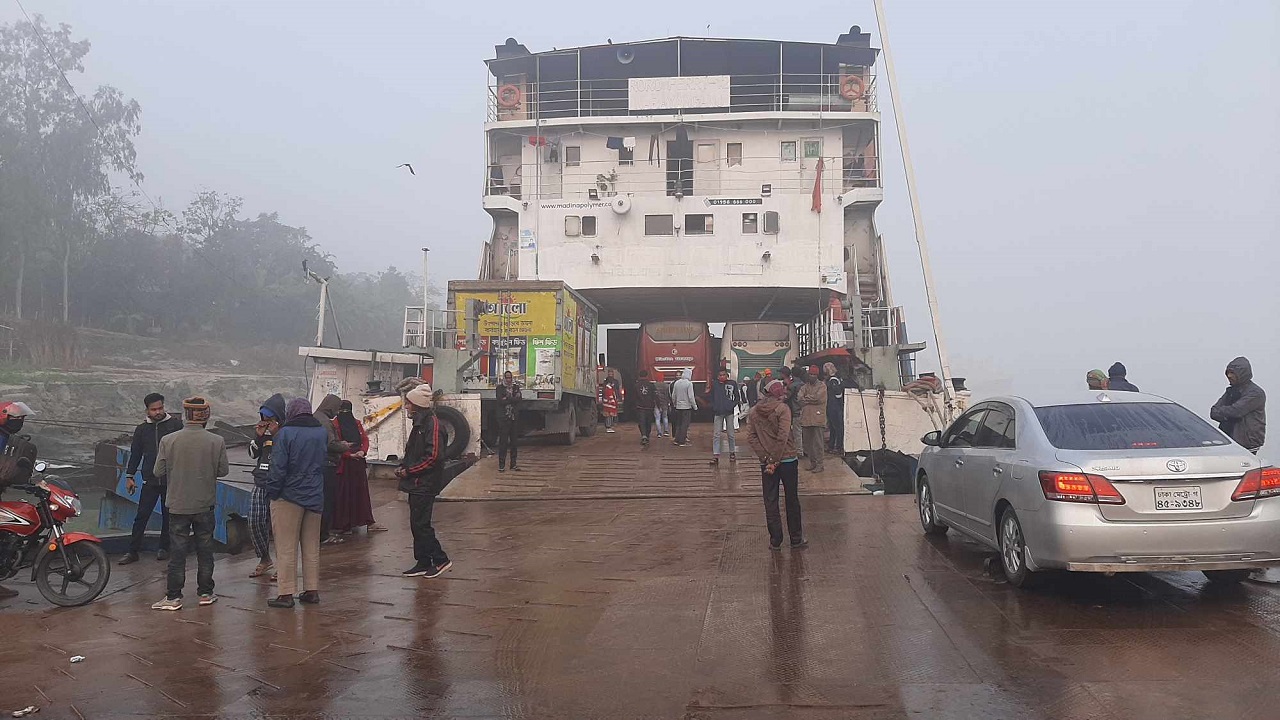 দুই নৌরুটে ফেরি চলাচল স্বাভাবিক