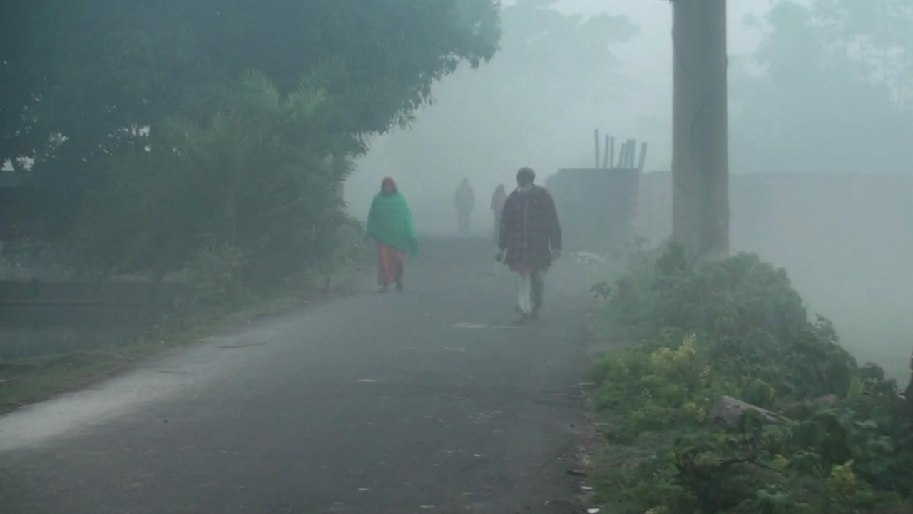 ঘন কুয়াশা আর শীতে বিপাকে নিম্ন আয়ের মানুষ 