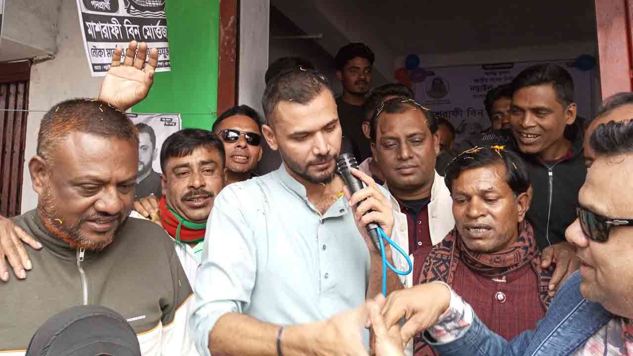 ভোটকেন্দ্রে উপস্থিত হয়ে আপনার ভোট আপনি দেবেন: মাশরাফী