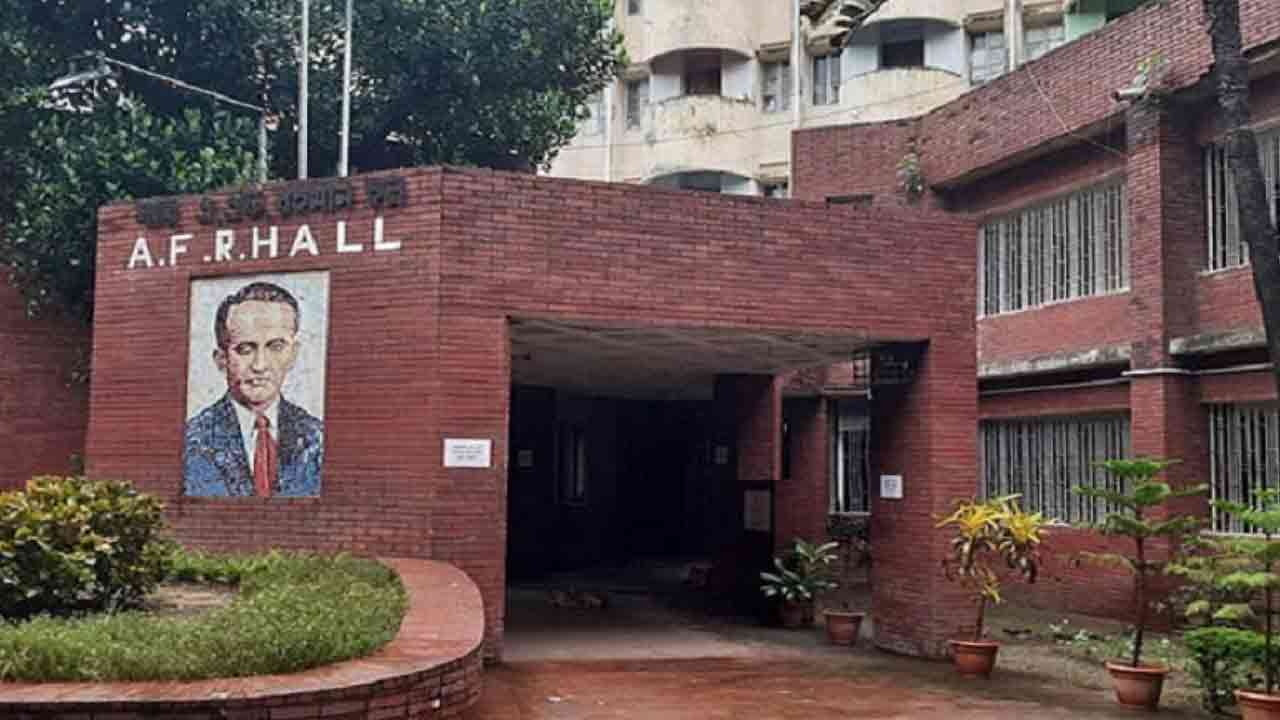 ঢাবির এফ রহমান হলের সামনে ৪ ককটেল বিস্ফোরণ