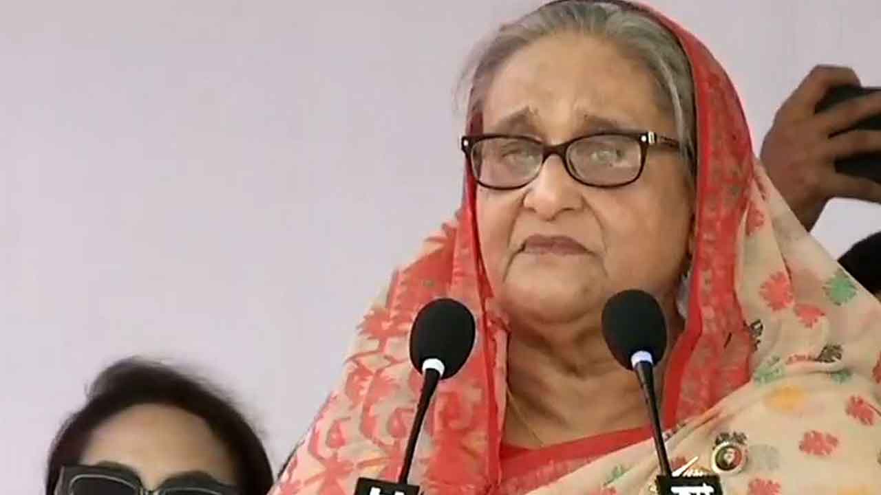 কাঁদলেন প্রধানমন্ত্রী