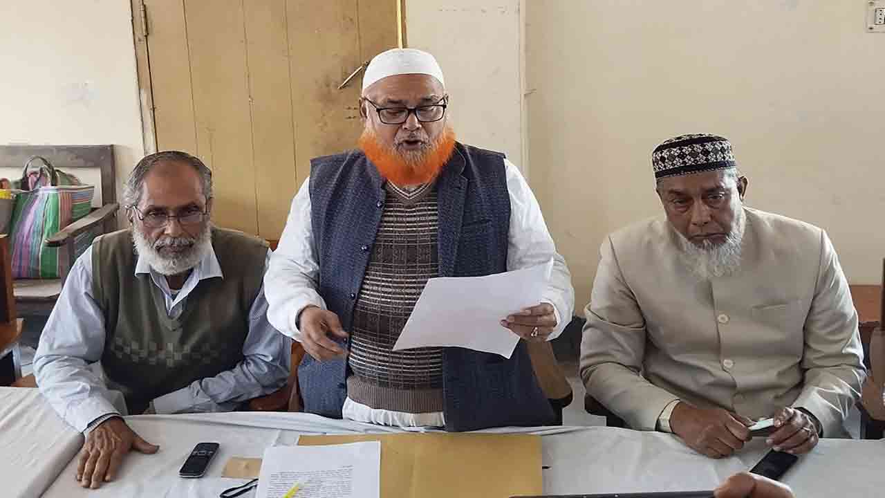 চুয়াডাঙ্গায় জেলা আইনজীবী সমিতির হল রুমে জাপার দুই প্রার্থীর সংবাদ সম্মেলন। ছবি: দেশ টিভি