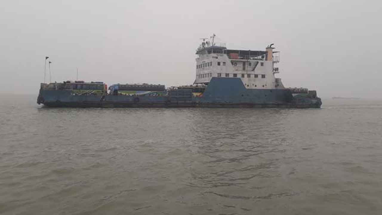 শরীয়তপুর-চাঁদপুর নৌপথে ফেরি চলাচল স্বাভাবিক