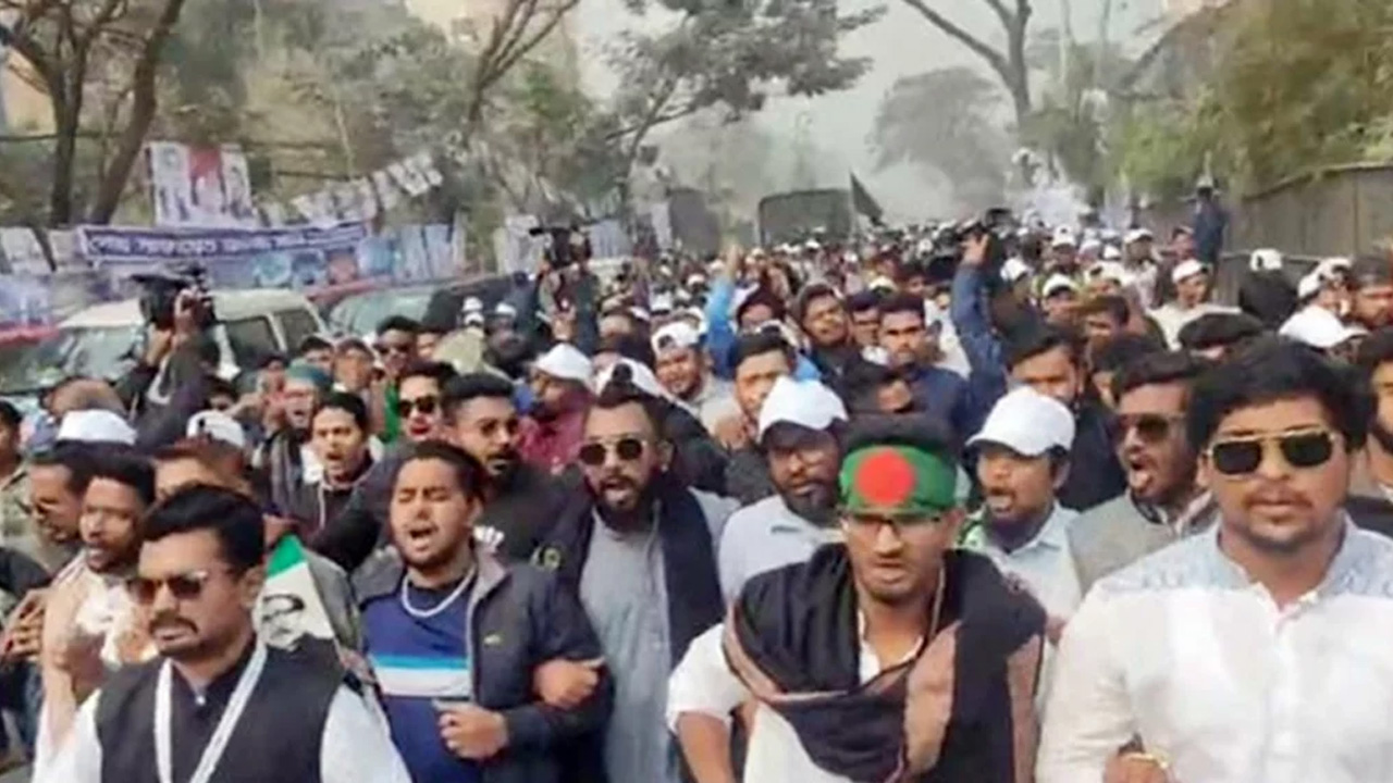 নারায়ণগঞ্জে প্রধানমন্ত্রীর জনসভায় জড়ো হচ্ছেন নেতাকর্মীরা। ছবি: সংগৃহীত