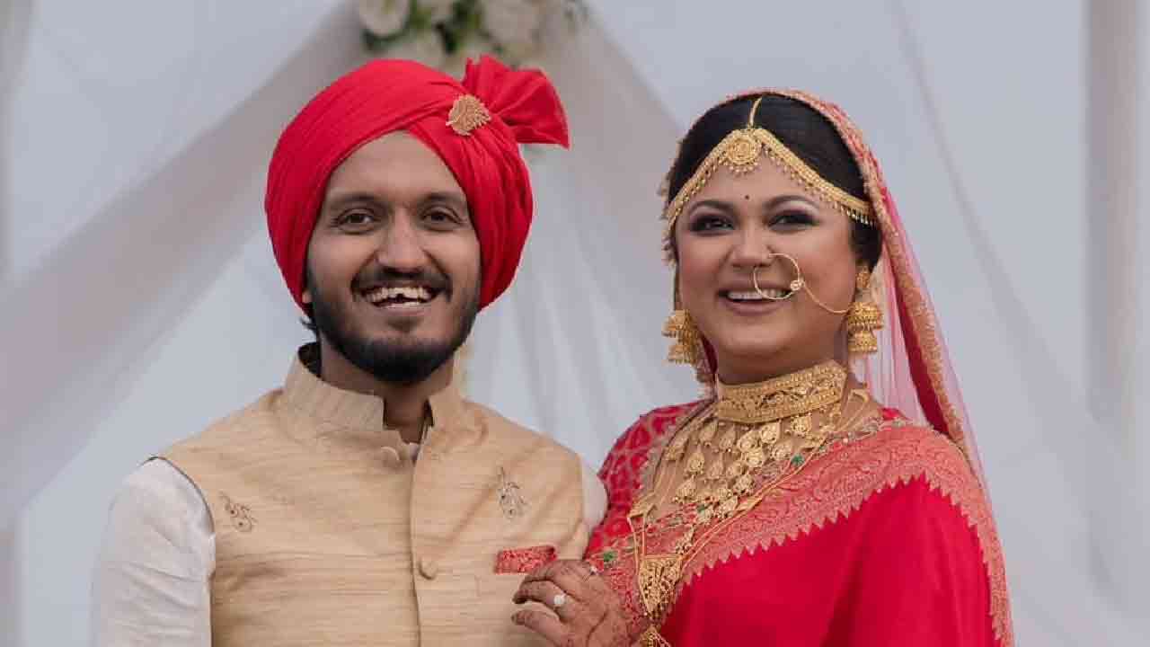 বরের সঙ্গে নববধুর সাজে মৌসুমী হামিদ