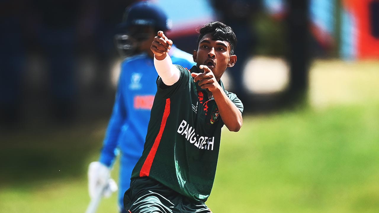 মারুফের ফাইফার, আড়াইশ রান করল ভারত