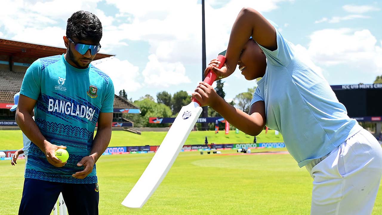 বাঁচা-মরার ম্যাচে আয়ারল্যান্ডের বিপক্ষে বোলিংয়ে বাংলাদেশ