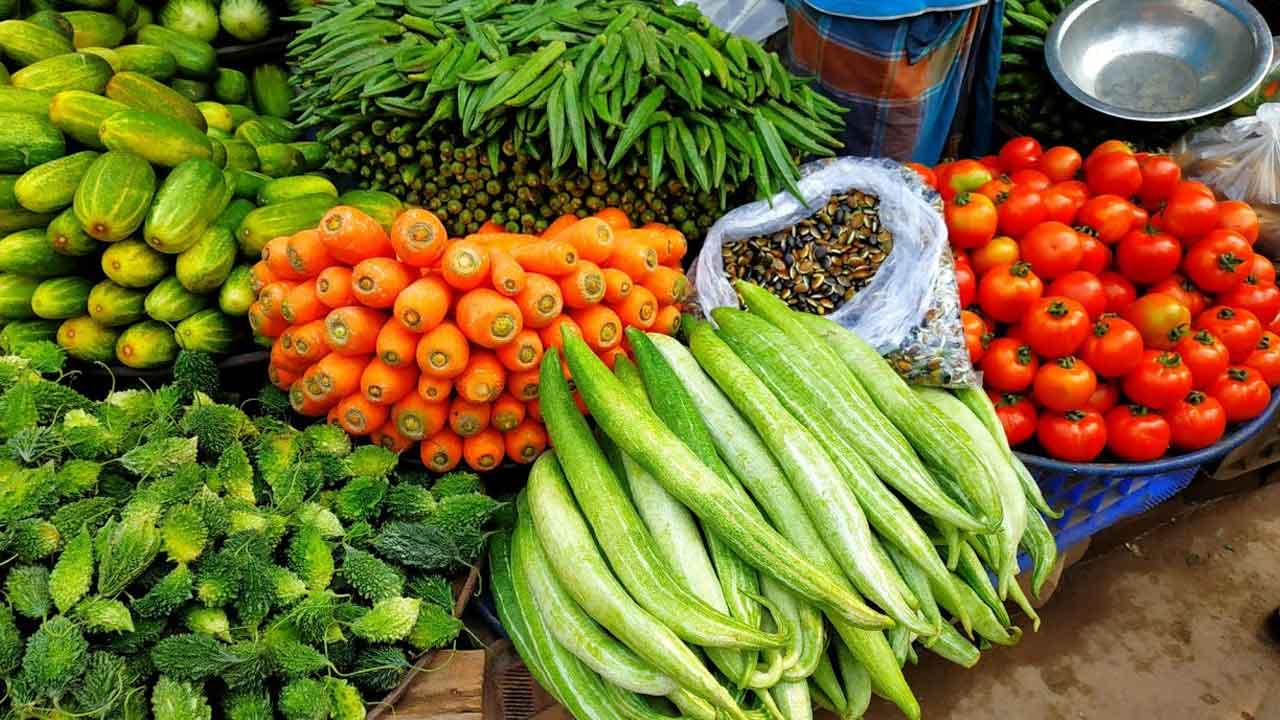 শীতকালেও বাজারে উত্তাপ ছড়াচ্ছে সবজি