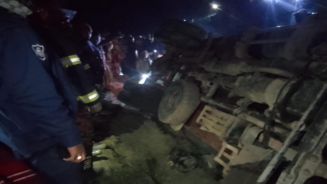 বালু-ভর্তি ট্রাক উল্টে শিশুর মৃত্যু, চালকের বিরুদ্ধে মামলা 