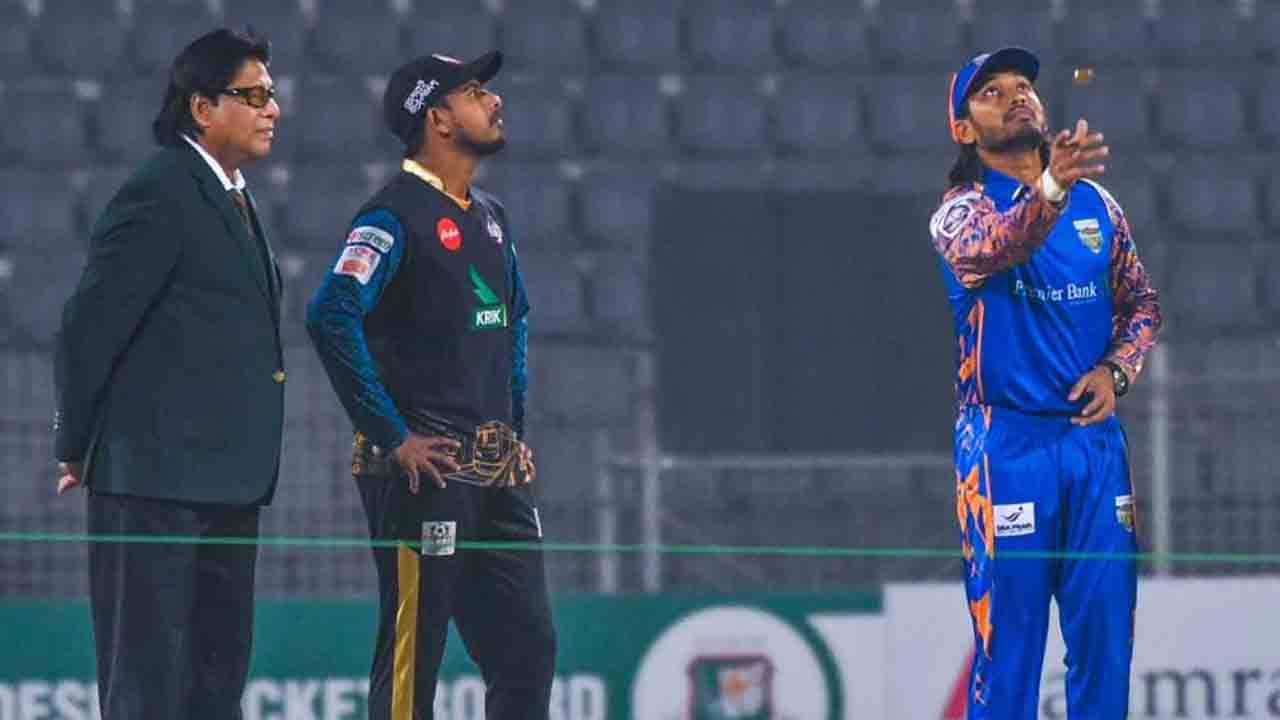 বিপিএল: টস জিতে ব্যাট করছে ঢাকা 