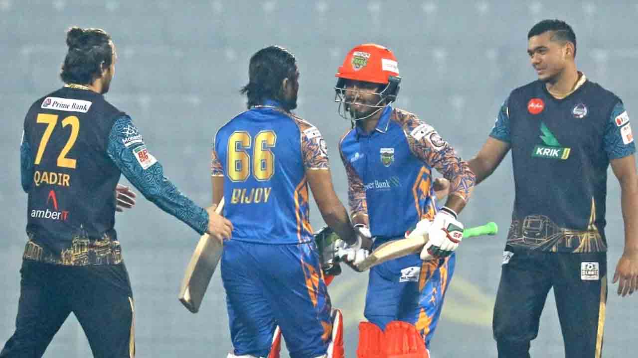 দুর্দান্ত ঢাকাকে উড়িয়ে চতুর্থ জয় খুলনা টাইগার্সের