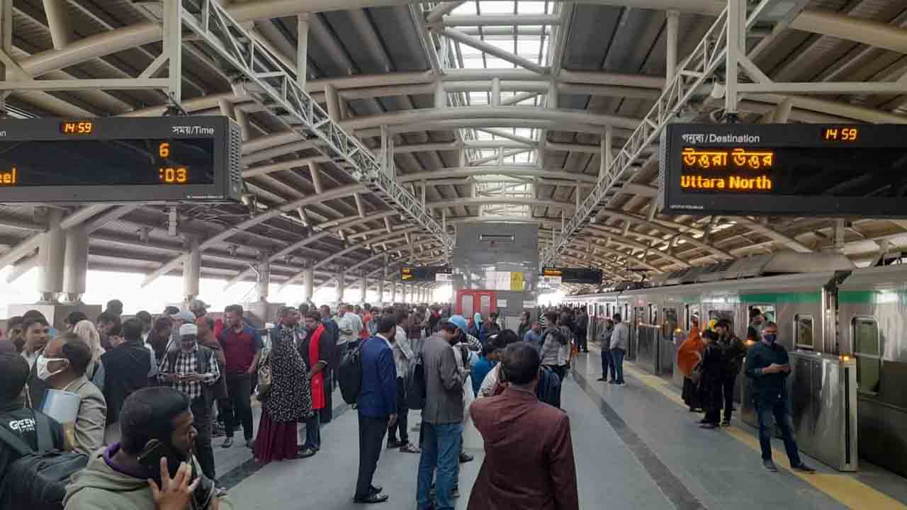 দেড় ঘণ্টা বন্ধ থাকার পর চালু হলো মেট্রোরেল