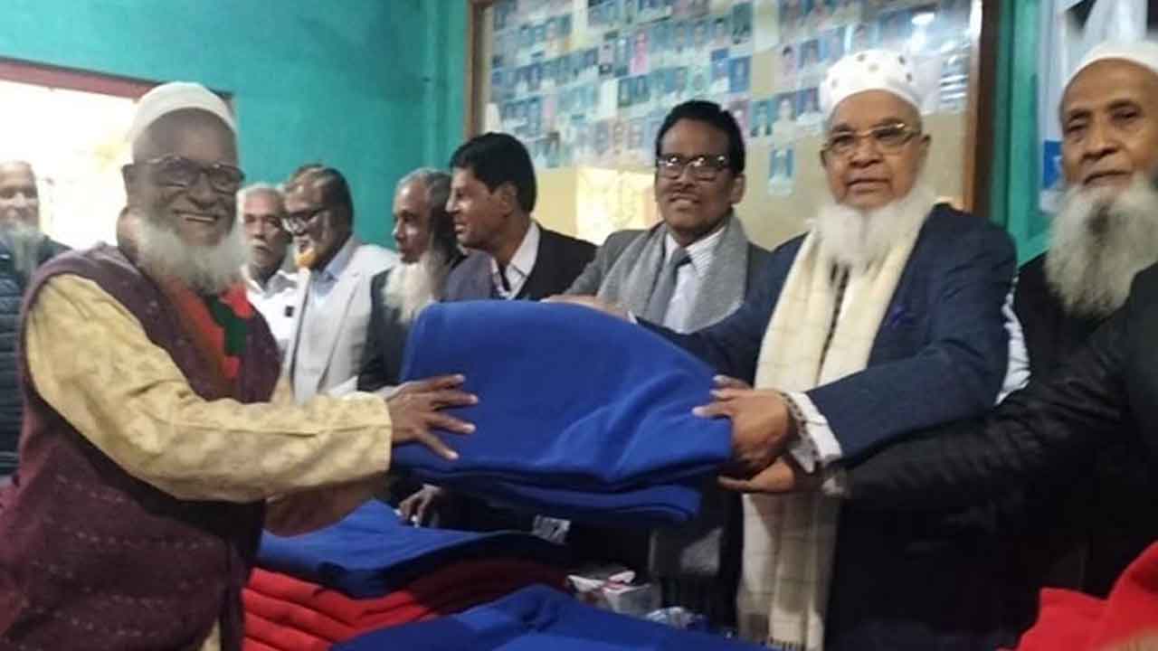 বীর মুক্তিযোদ্ধাদের মাঝে শীতবস্ত্র বিতরণ