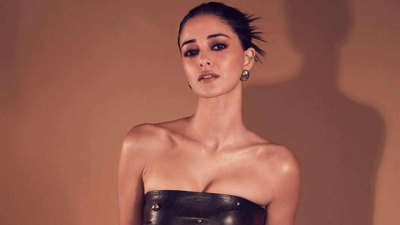 অনন্যার বুকে প্রজাপতি!