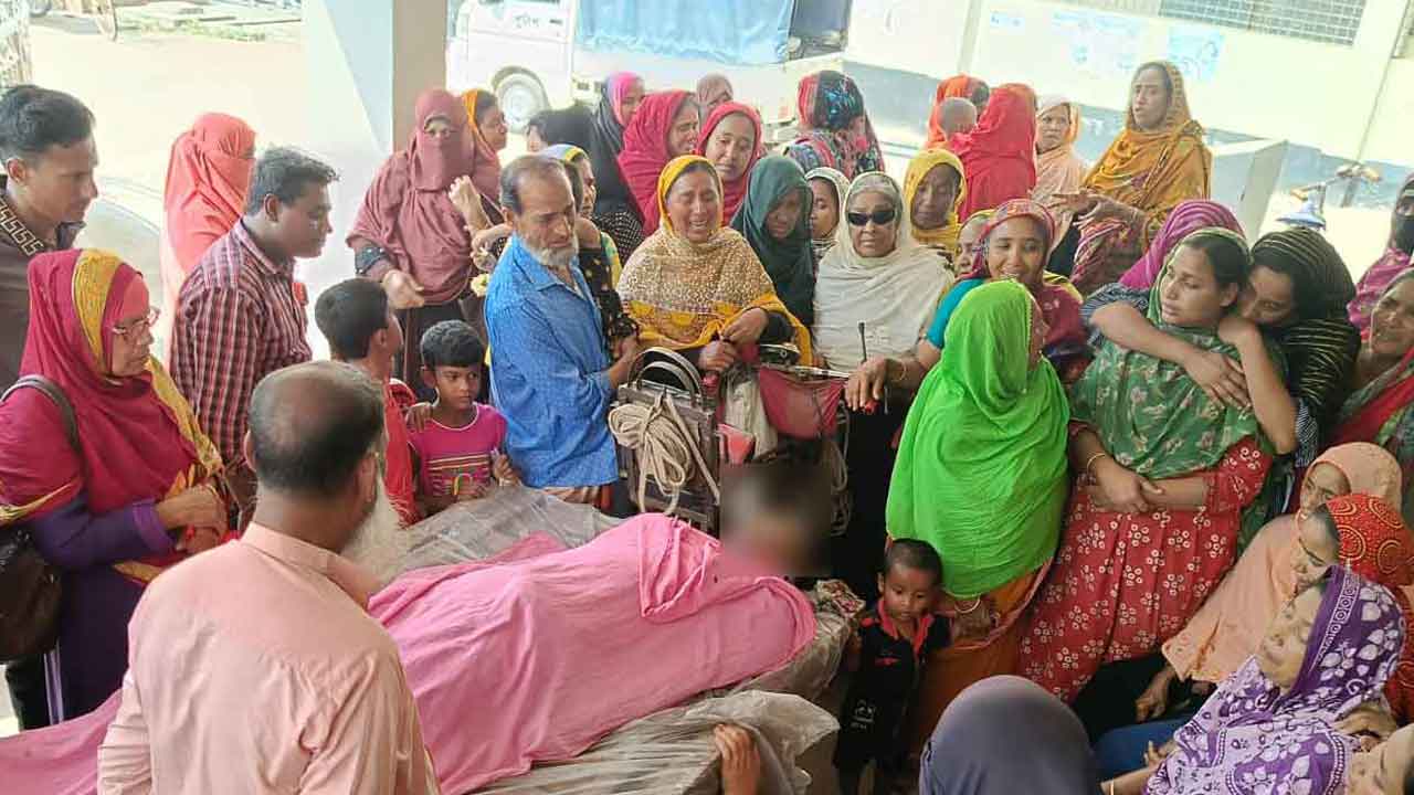মরদেহের পাশে মানুষের ভিড়
