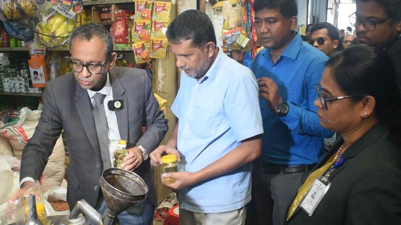 বাজার পরিদর্শন করছেন এ.এইচ.এম. সফিকুজ্জামান