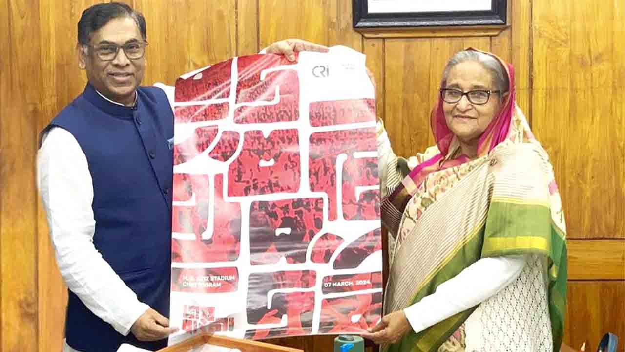 প্রধানমন্ত্রীর হাতে জয় বাংলা কনসার্টের ব্যানার-পোস্টার