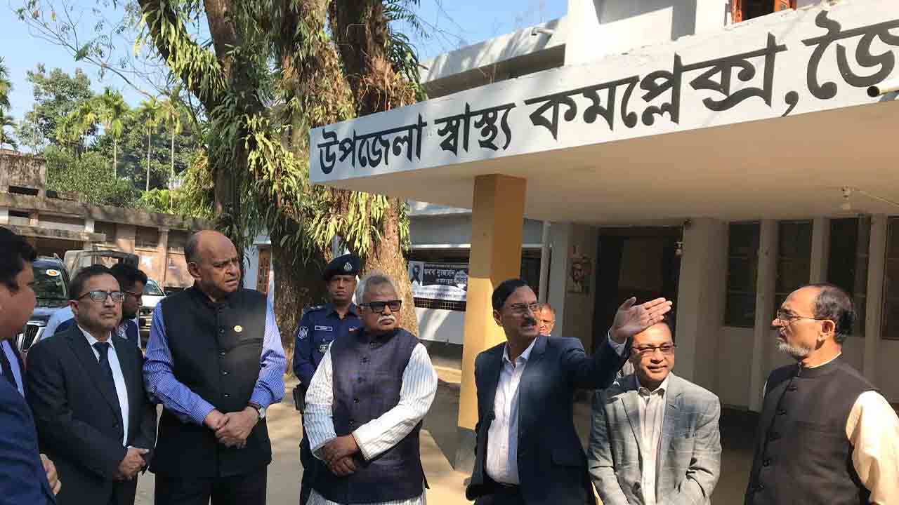 হাসপাতালে চিকিৎসককে না পেয়ে বরখাস্ত করলেন স্বাস্থ্যমন্ত্রী