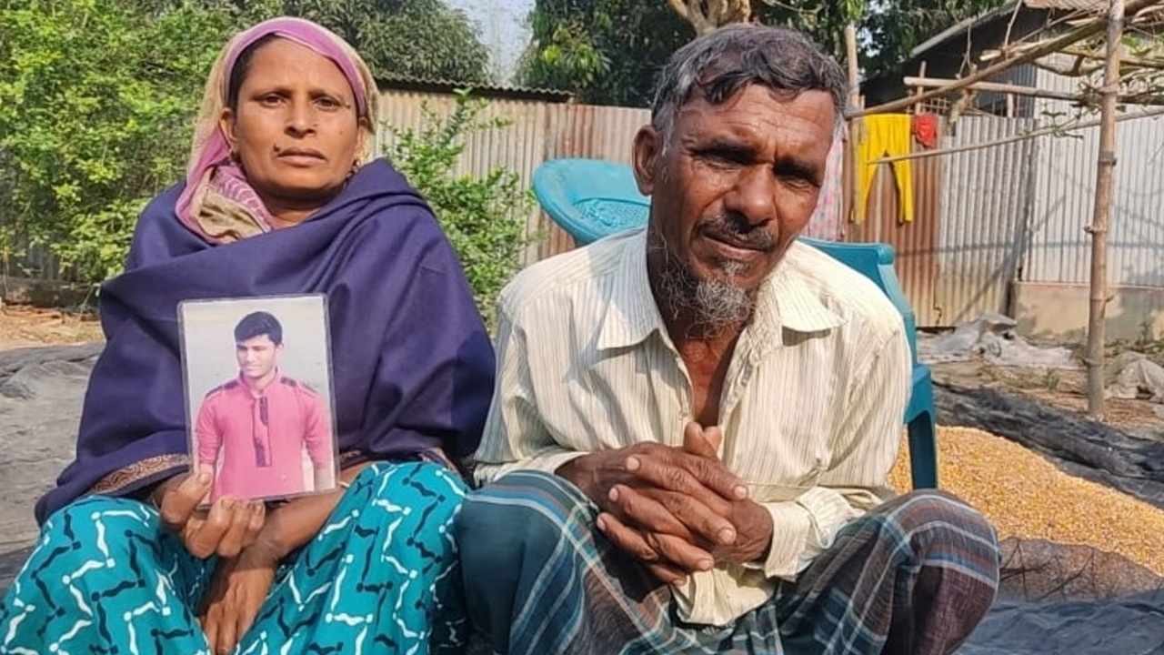 ছেলের ছবি হাতে নাবিক নাজমুলের বাবা-মা