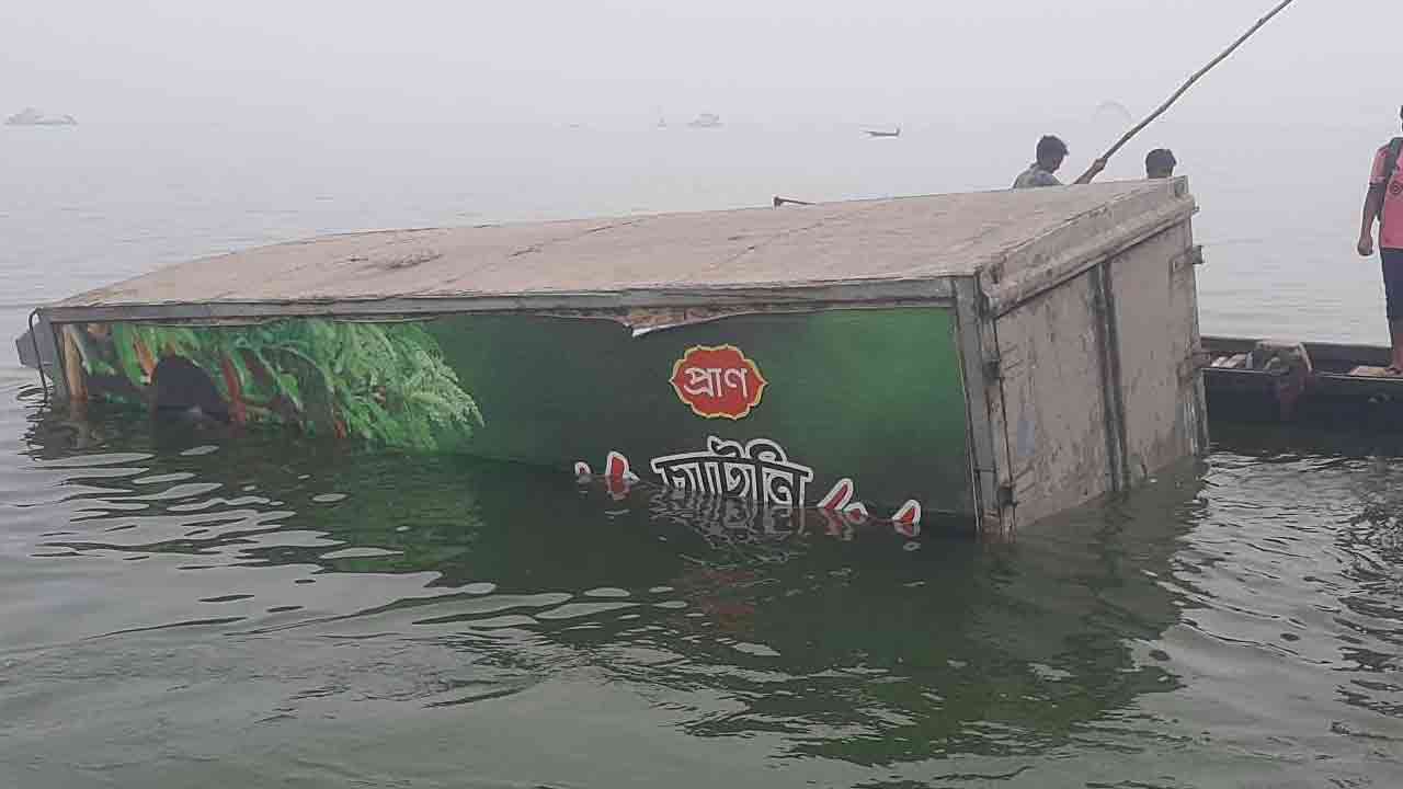 ফেরি থেকে পদ্মায় পড়ল কাভার্ডভ্যান (দেশ টিভি)