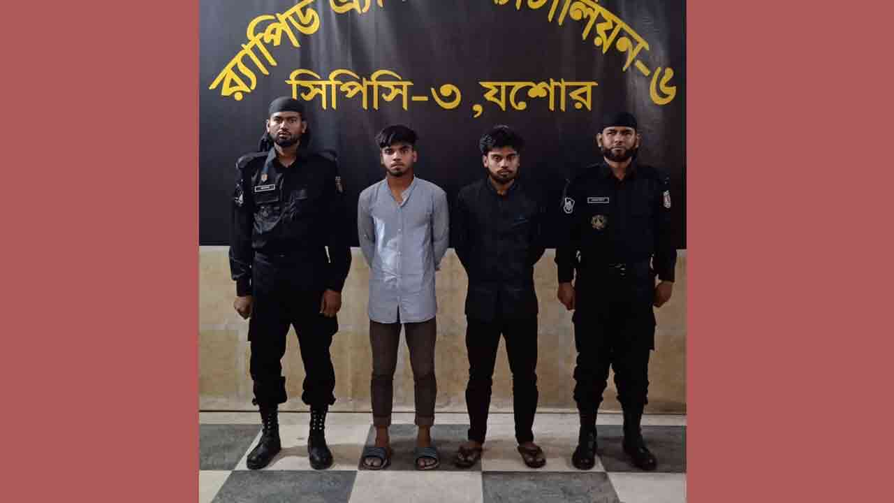 দুই অপহরণকারীকে গ্রেপ্তার করে র‌্যাব-৬ (ছবি-দেশ টিভি)