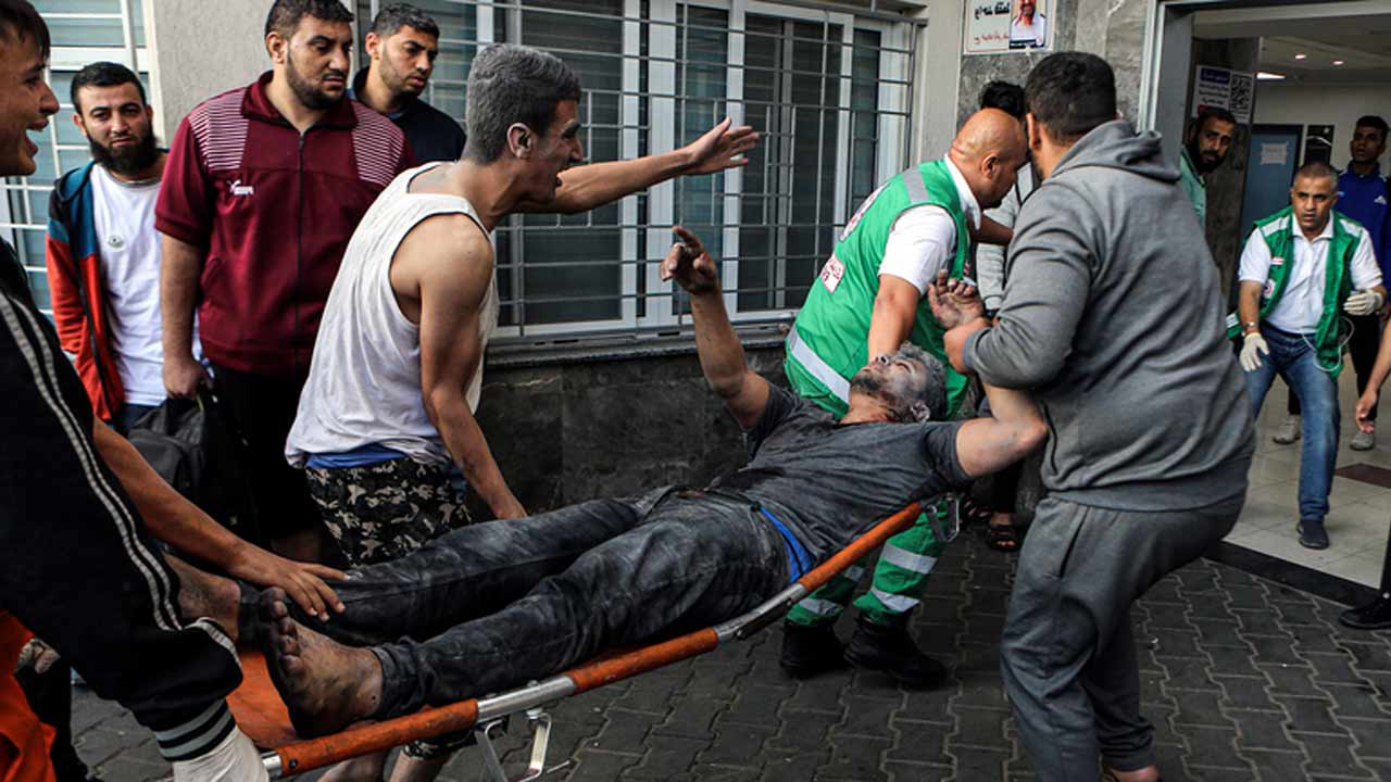 ইসরায়েলি সেনাবাহিনীর অভিযানে আহত ব্যক্তি / ছবি: সংগৃহীত