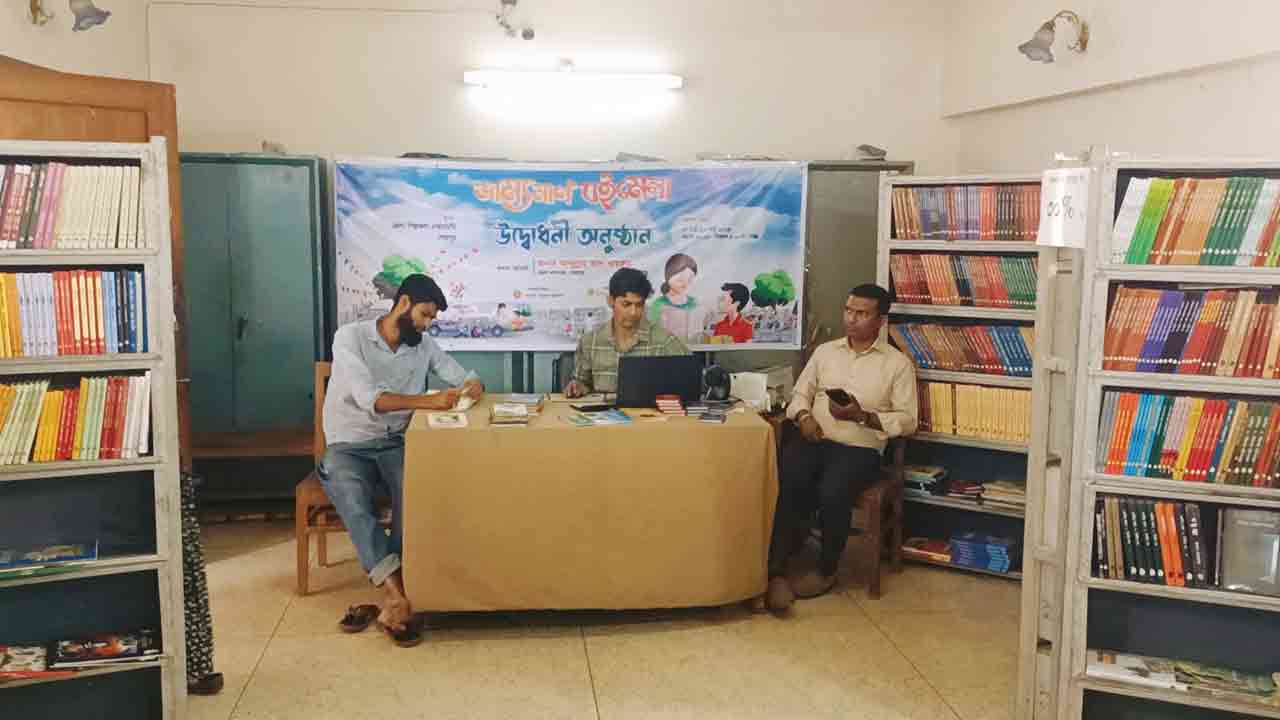 শেরপুরে দায়সারাভাবে হচ্ছে ভ্রাম্যমাণ বইমেলা