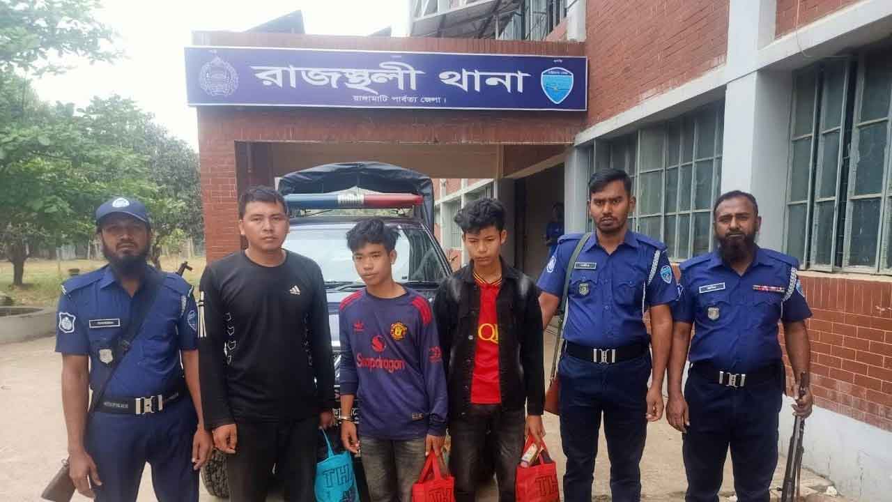 রাজস্থলীতে ২৯ বস্তা ভারতীয় চিনিসহ আটক ৩