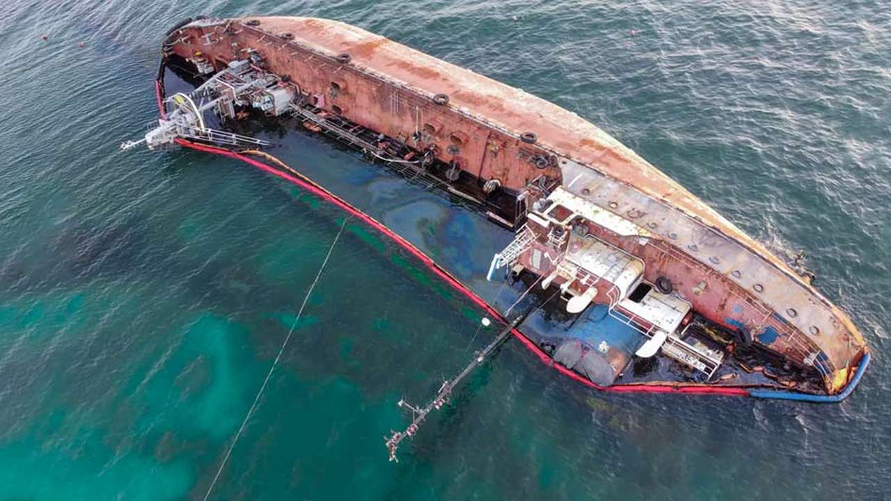 দক্ষিণ কোরিয়ার পতাকাবাহী একটি রাসায়নিক  ট্যাঙ্কার জাপান সাগরে ডুবে যায় / ছবি: সংগৃহীত