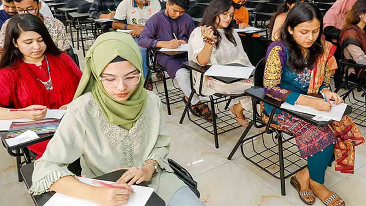 এবার শিক্ষক নিয়োগ পরীক্ষায় ব্যবহার হবে নকল ধরার ডিজিটাল ডিভাইস। ফাইল ছবি