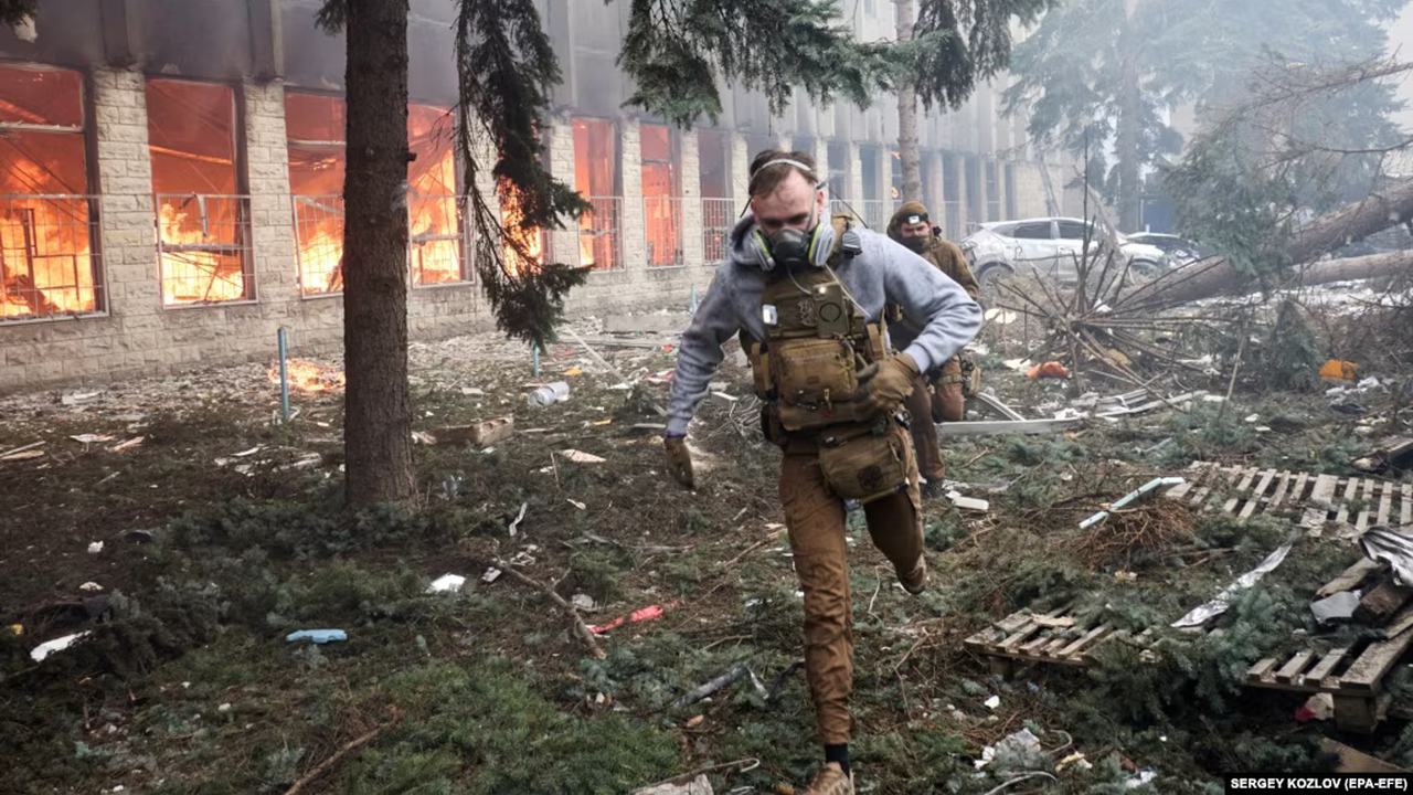 রাশিয়ার ক্ষেপণাস্ত্র হামলার পর নিরাপদ আশ্রয়ের খোঁজে ইউক্রেনের সৈন্যরা / ছবি: আরএফইআরএল