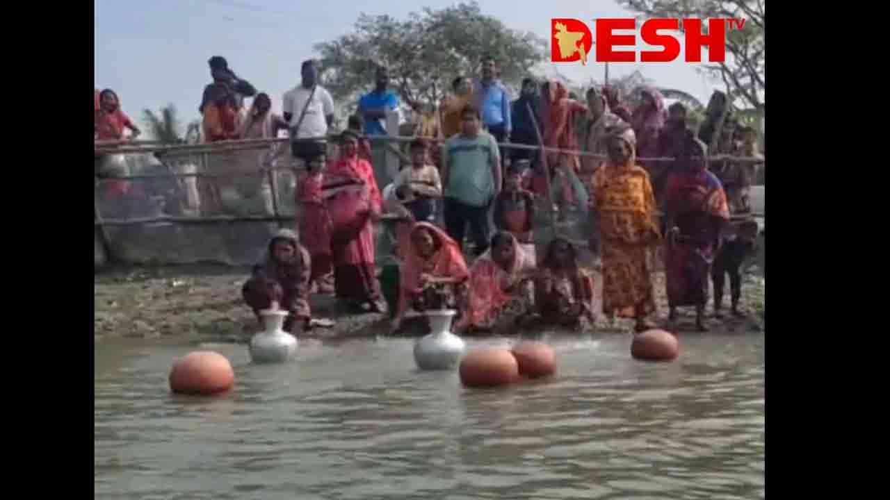 নদীতে খালি কলস ভাসিয়ে নারীদের প্রতিবাদ
