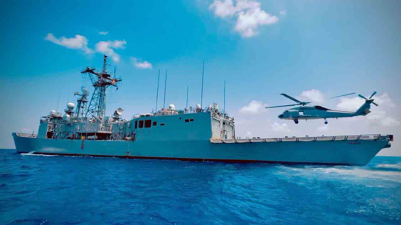 জিম্মি জাহাজের কাছে ইইউ’র যুদ্ধজাহাজ মোতায়েন। ছবি: সংগৃহীত