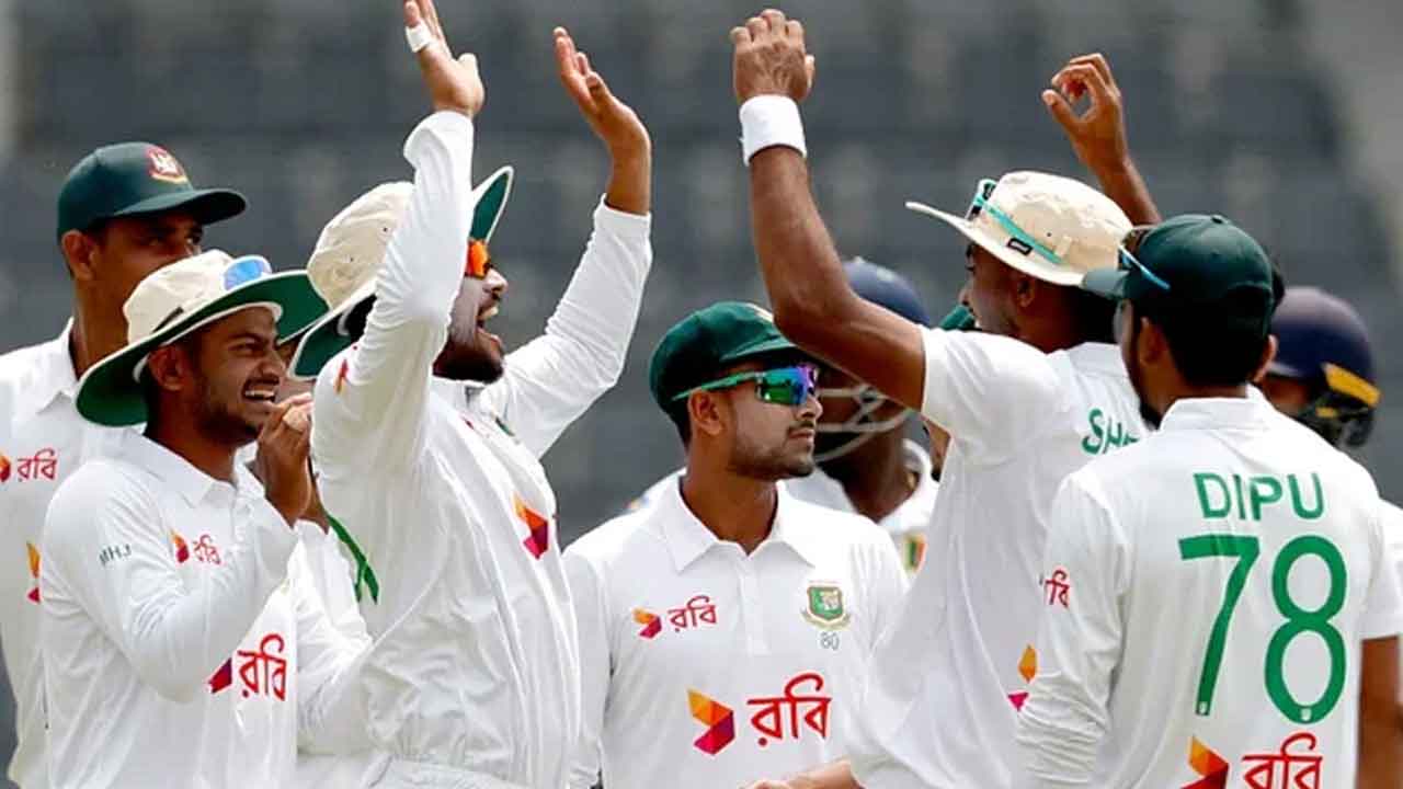 প্রথম সেশনে উইকেট নেওয়ার আনন্দে মাতে টাইগাররা