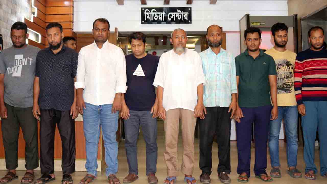 গ্রেপ্তার ট্রেনের টিকিট কালোবাজারি চক্রের সদস্যরা। ছবি: সংগৃহীত