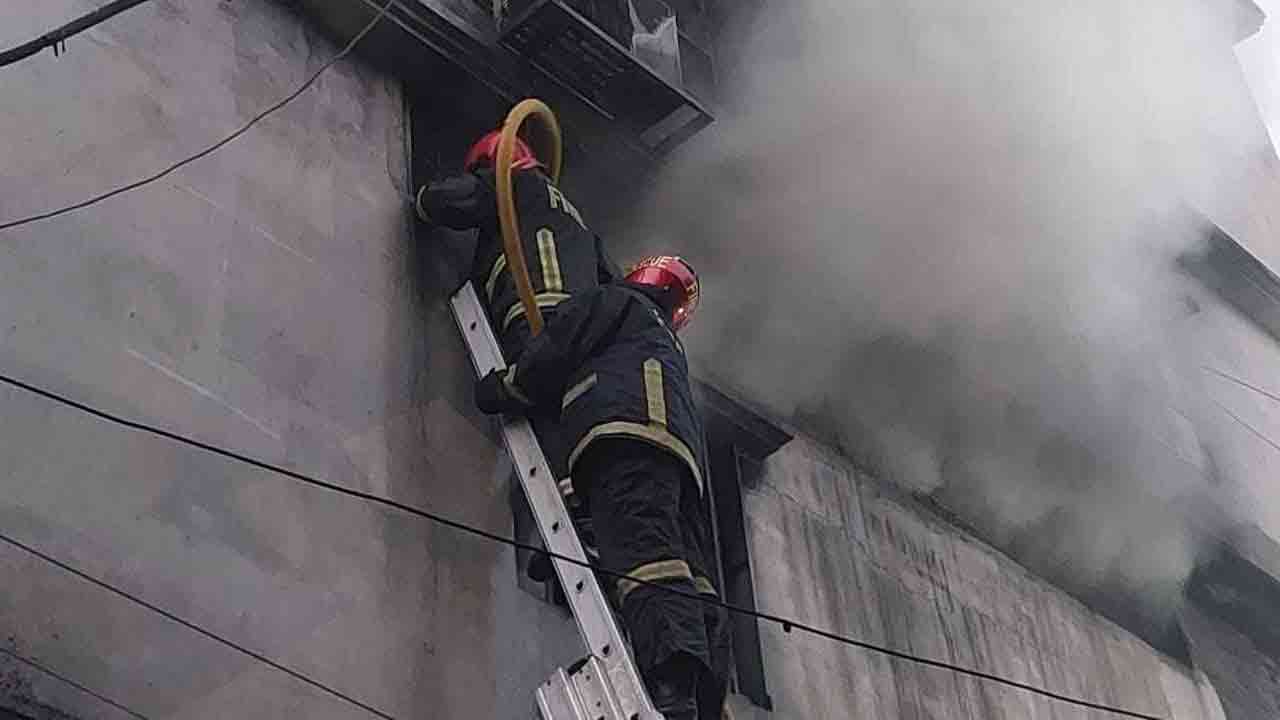 চকবাজার মধ্যরাতে আগুন, আড়াই ঘণ্টায় নিয়ন্ত্রণে
