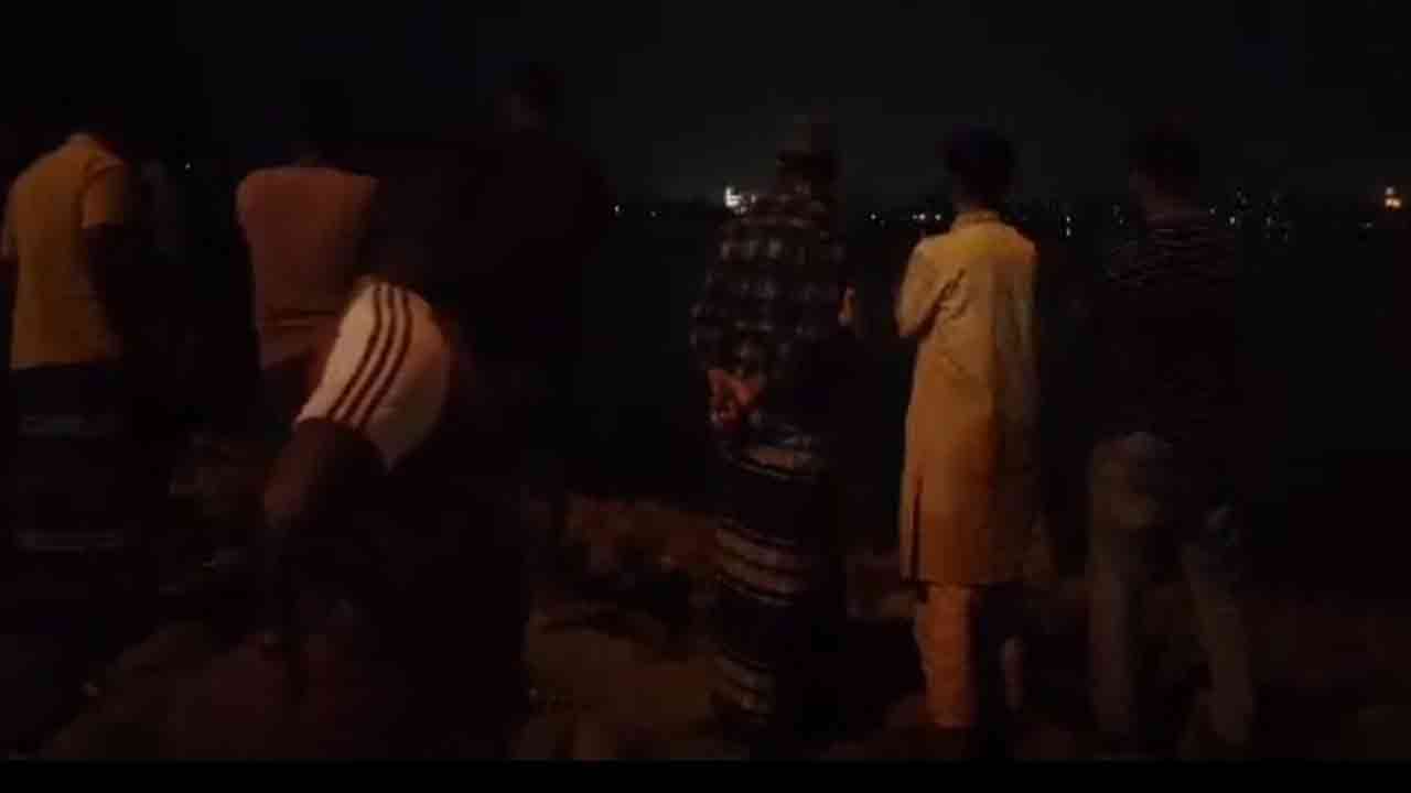 মেঘনায় ট্রলারডুবিতে নারীর মৃত্যু, পুলিশ কনস্টেবলসহ নিখোঁজ ৬