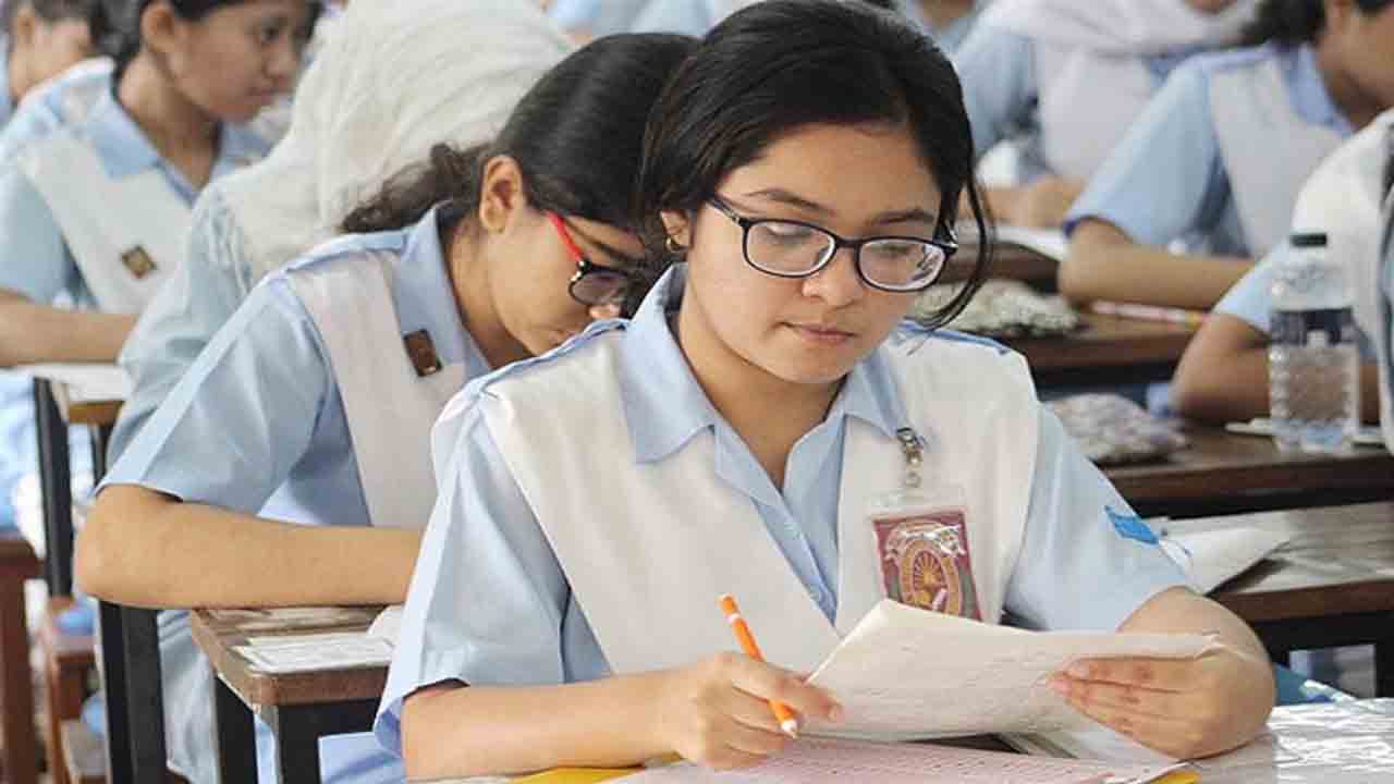 জানা গেলে এইচএসসিতে শিক্ষার্থীদের কার কোন কেন্দ্রে পরীক্ষা। ফাইল ছবি