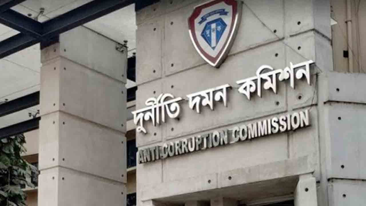 সিভিল এভিয়েশনের সাবেক প্রকৌশলী ও তার স্ত্রীর বিরুদ্ধে দুদকের মামলা