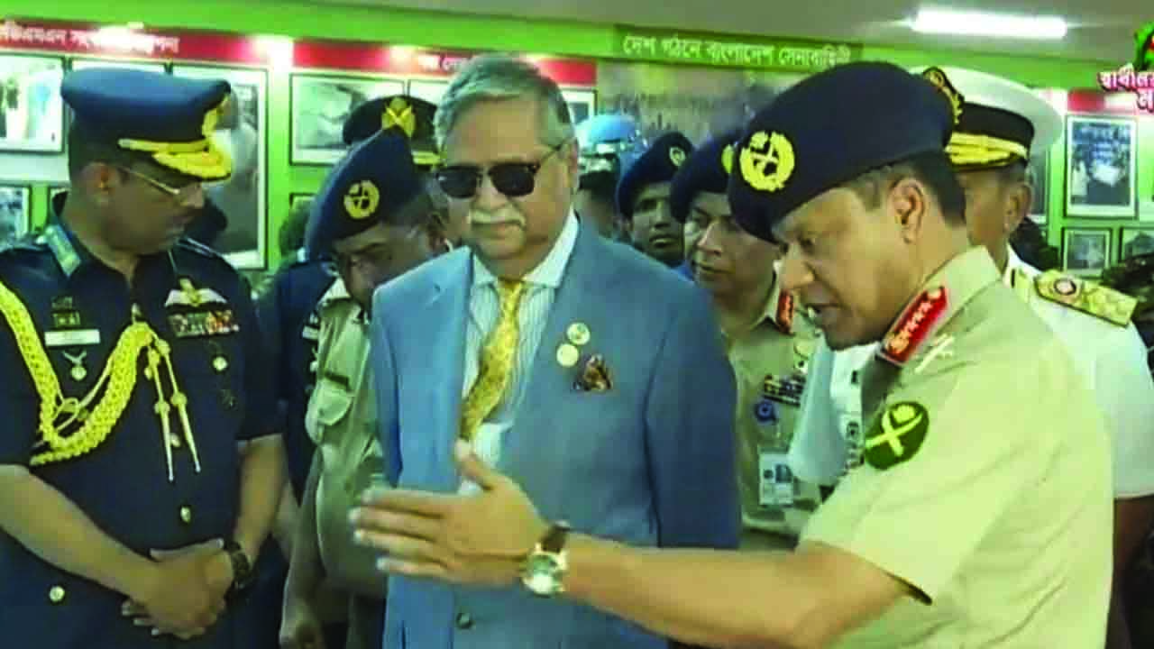 সমরাস্ত্র প্রদর্শনী ঘুরে দেখলেন রাষ্ট্রপতি। ছবি: সংগৃহীত